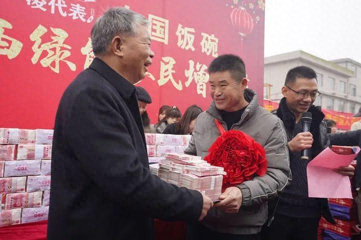 Cảnh phát thưởng cuối năm hoành tráng ở nông thôn Trung Quốc: Nông dân toàn nhận tiền tỷ, &quot;núi tiền&quot; ai thấy cũng ham- Ảnh 1.