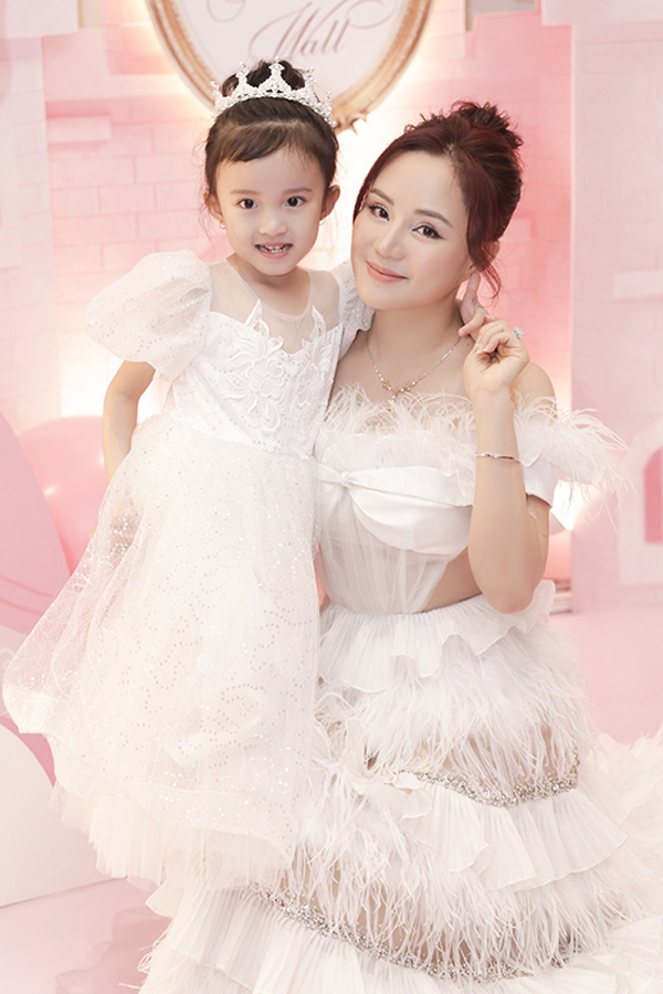 Con gái Vy Oanh 6 tuổi: Xinh xắn, đáng yêu mê ca hát như mẹ - Ảnh 2.