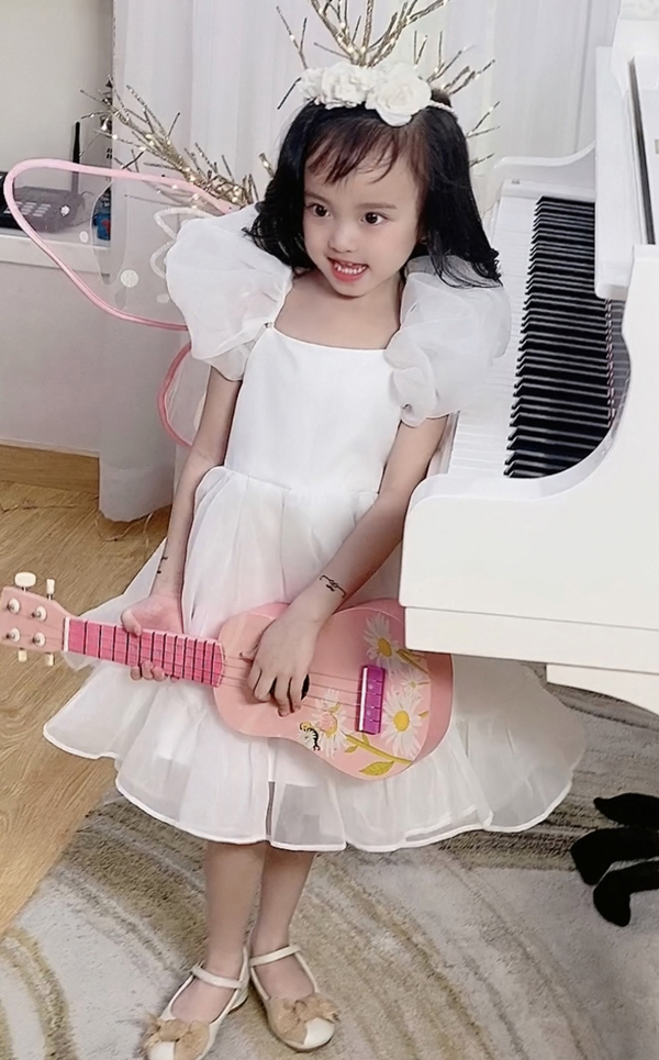 Con gái Vy Oanh 6 tuổi: Xinh xắn, đáng yêu mê ca hát như mẹ - Ảnh 9.