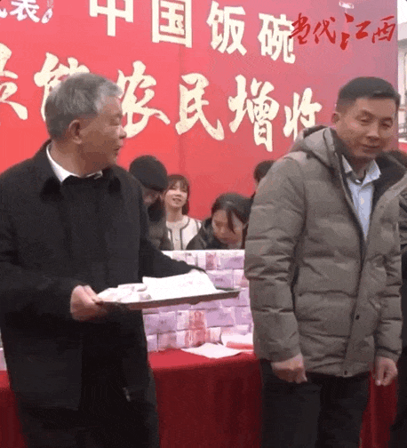 Cảnh phát thưởng cuối năm hoành tráng ở nông thôn Trung Quốc: Nông dân toàn nhận tiền tỷ, &quot;núi tiền&quot; ai thấy cũng ham- Ảnh 4.