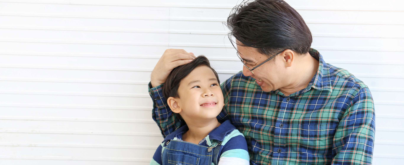 Khen ngợi con - Nguồn: Gia Đình