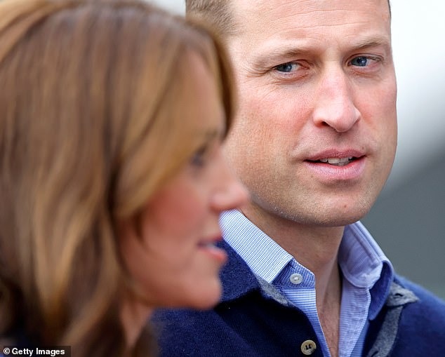Những bức ảnh &quot;hơn vạn lời nói&quot; cho thấy tình yêu thương của William dành cho Kate, sự dịu dàng không từ nào tả hết- Ảnh 1.