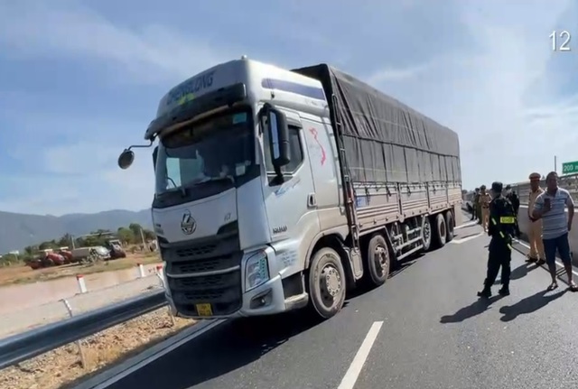 CSGT truy đuổi tài xế xe tải có thái độ 'ngang ngược' suốt quãng đường hơn 20km - Ảnh 1.