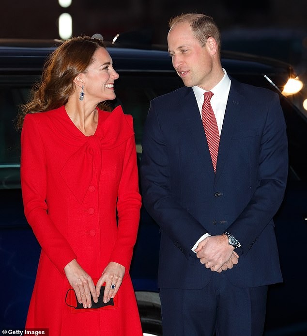 Những bức ảnh &quot;hơn vạn lời nói&quot; cho thấy tình yêu thương của William dành cho Kate, sự dịu dàng không từ nào tả hết- Ảnh 8.