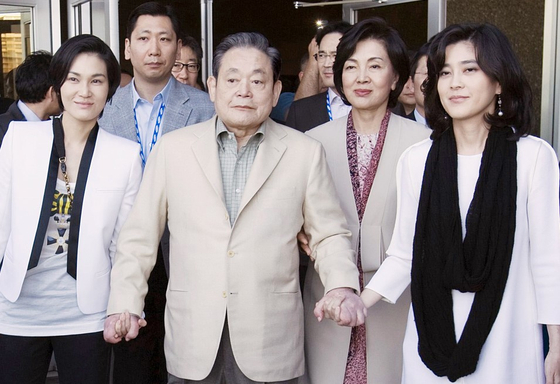 Các thành viên gia tộc Samsung cùng bán lại 29,8 triệu cổ phiếu tập đoàn, chuyện gì đã xảy ra với gia tộc giàu nhất Hàn Quốc?