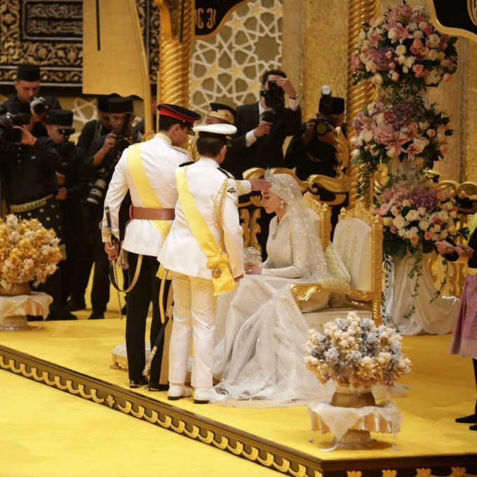 Cô dâu của hoàng tử &quot;hot&quot; nhất châu Á lại gây sốt trong dáng vẻ yêu kiều, hôn lễ xa hoa tổ chức trong cung điện dát vàng 1.800 phòng - Ảnh 2.