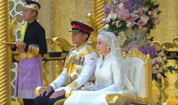 Cô dâu của hoàng tử &quot;hot&quot; nhất châu Á lại gây sốt trong dáng vẻ yêu kiều, hôn lễ xa hoa tổ chức trong cung điện dát vàng 1.800 phòng - Ảnh 7.