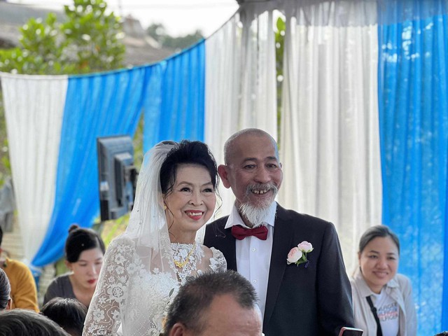 Gặp lại tình đầu sau 40 năm xa cách, chú rể U70 bay từ Mỹ về Việt Nam làm đám cưới linh đình - Ảnh 6.