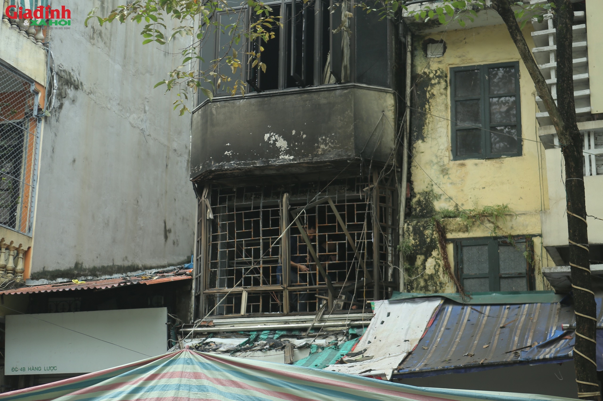Hiện trường vụ cháy ở phố cổ Hà Nội khiến 4 người trong một gia đình tử vong thương tâm - Ảnh 4.