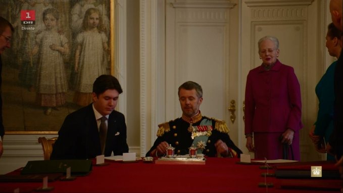 Nữ vương Đan Mạch &quot;rơi nước mắt&quot; chính thức thoái vị nhường ngôi cho con trai, khoảnh khắc xúc động những giờ cuối tại vị khiến dân chúng nhói lòng - Ảnh 2.