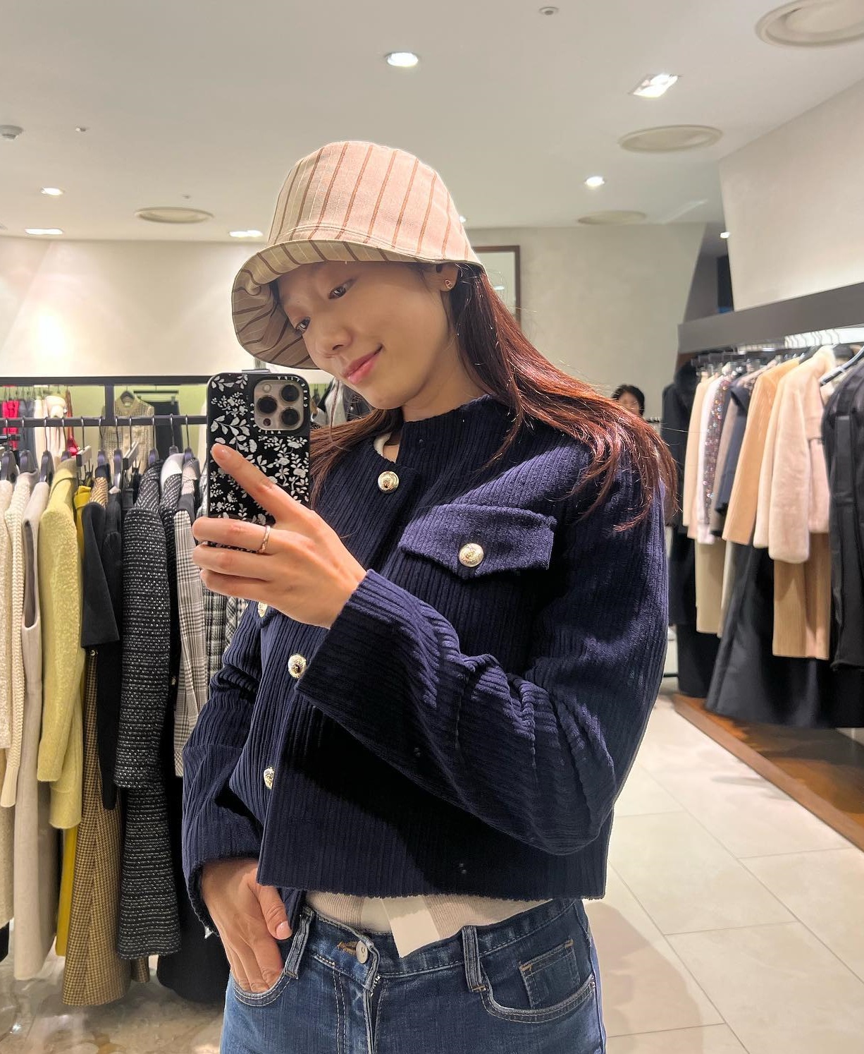 Bộ sưu tập áo khoác đẹp mê của Park Shin Hye: Toàn kiểu sang trọng và trẻ trung, phù hợp với tuổi ngoài 30 - Ảnh 5.