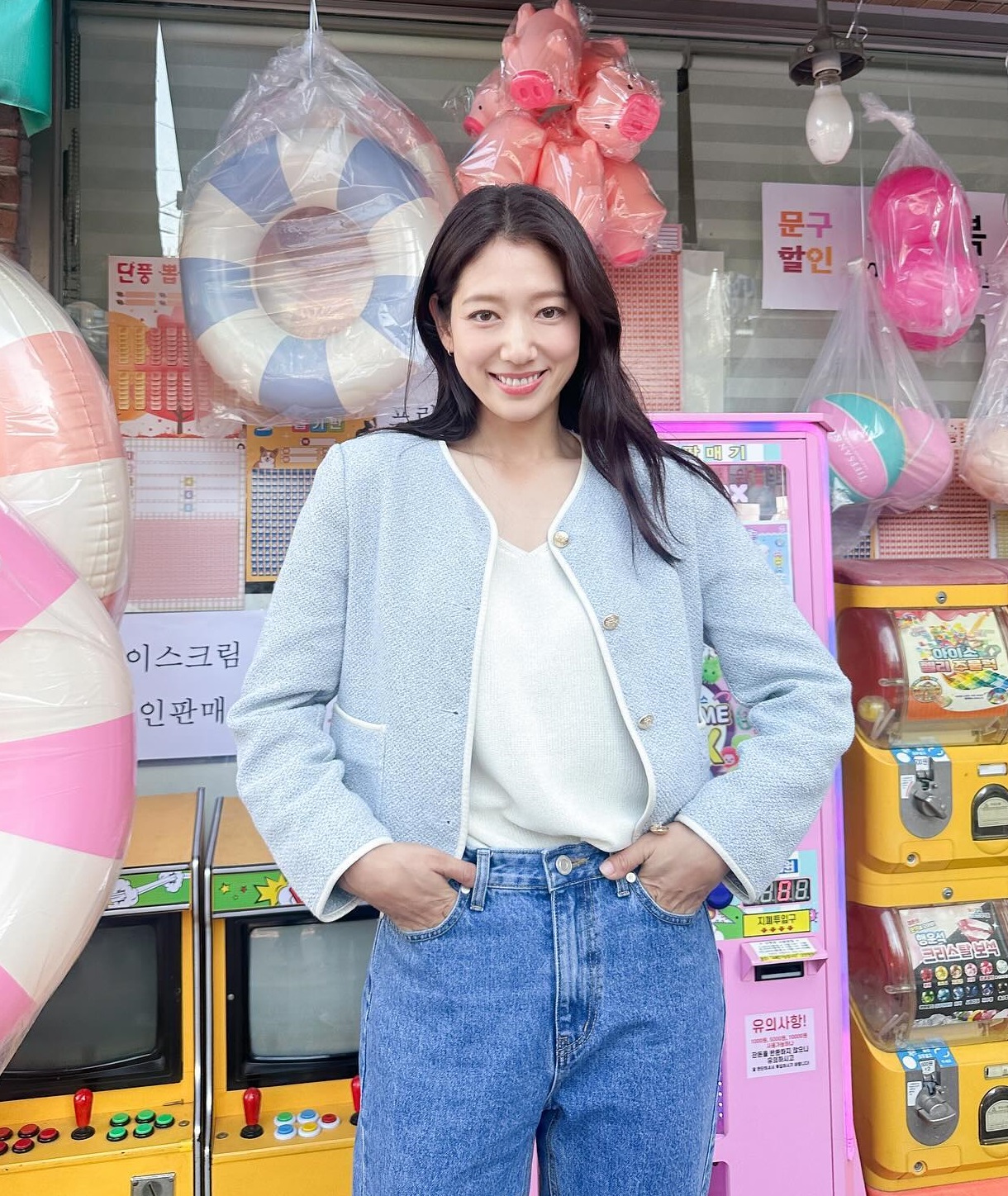 Bộ sưu tập áo khoác đẹp mê của Park Shin Hye: Toàn kiểu sang trọng và trẻ trung, phù hợp với tuổi ngoài 30 - Ảnh 1.