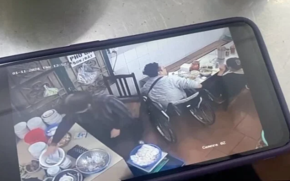 Vụ TikToker tố bị quán phở đuổi vì ngồi xe lăn: Công an TP Hà Nội vào cuộc xác minh sự việc