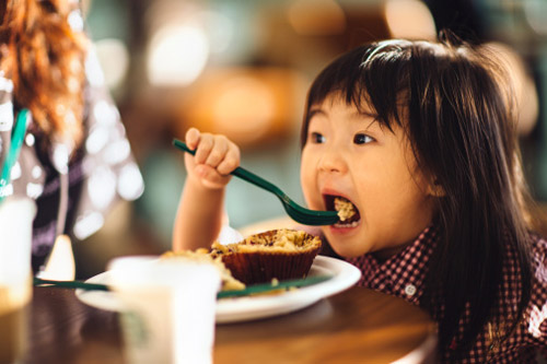 Bé 8 tuổi bất ngờ bị suy thận do thường xuyên ăn món trẻ em Việt nào cũng thích - Ảnh 2.
