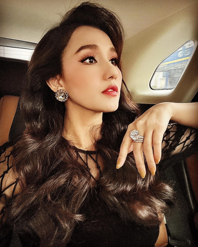 3 &quot;chị đẹp&quot; là đại gia kim cương của showbiz Việt: Người có 10 siêu thị, kẻ buồn lại mang tài sản ra đếm - Ảnh 12.