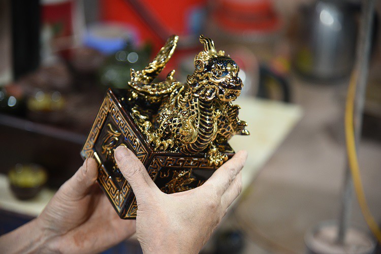 Cận cảnh quy trình làm linh vật rồng vàng giá hàng chục triệu đồng bán Tết - Ảnh 8.