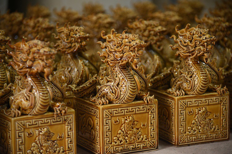 Cận cảnh quy trình làm linh vật rồng vàng giá hàng chục triệu đồng bán Tết - Ảnh 9.