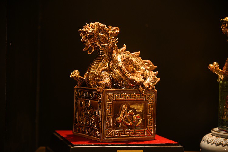 Cận cảnh quy trình làm linh vật rồng vàng giá hàng chục triệu đồng bán Tết - Ảnh 12.