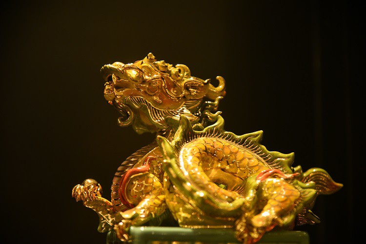 Cận cảnh quy trình làm linh vật rồng vàng giá hàng chục triệu đồng bán Tết - Ảnh 14.