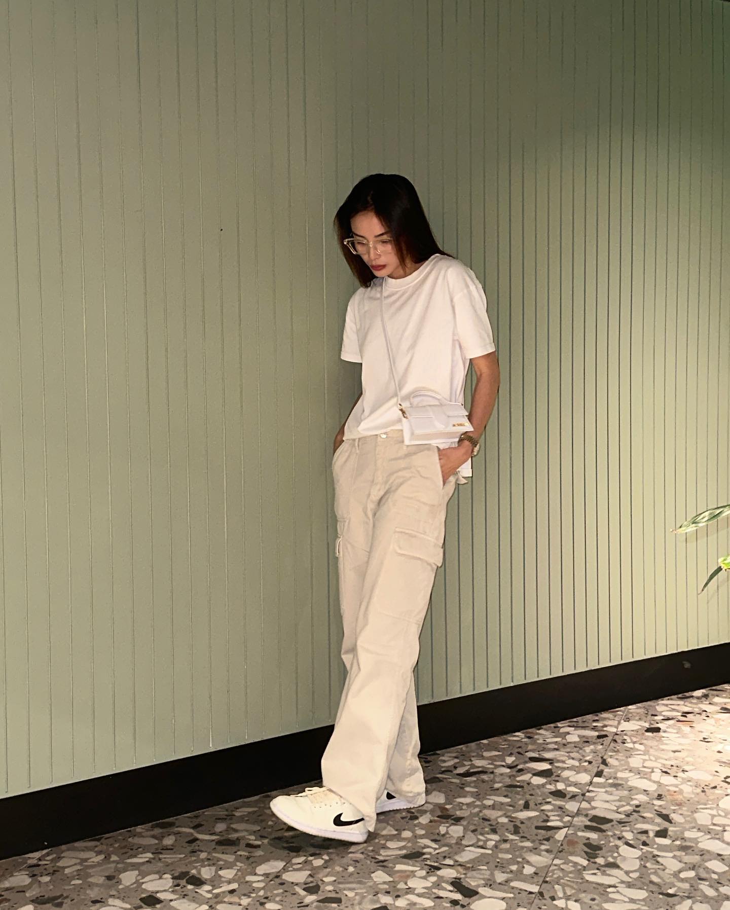 Mặc áo trắng trẻ trung và thanh lịch như mỹ nhân Việt- Ảnh 7.