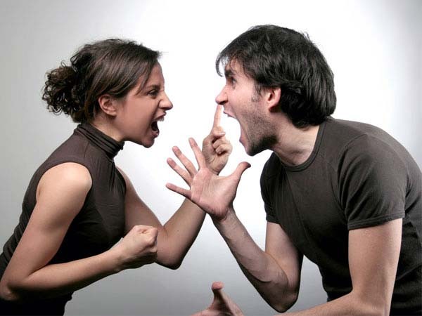 8 sai lầm dễ mắc khi vợ chồng cãi nhau khiến hôn nhân rạn nứt khó cứu vãn - Ảnh 1.