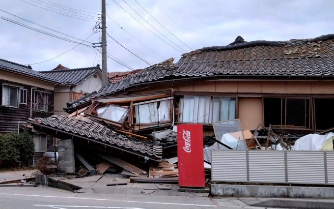 Động đất kinh hoàng ở Nhật Bản: Khoảnh khắc sóng thần ập vào bờ biển gây hoảng sợ