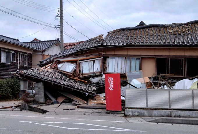 Động đất kinh hoàng ở Nhật Bản: Khoảnh khắc sóng thần ập vào bờ biển gây hoảng sợ - Ảnh 1.
