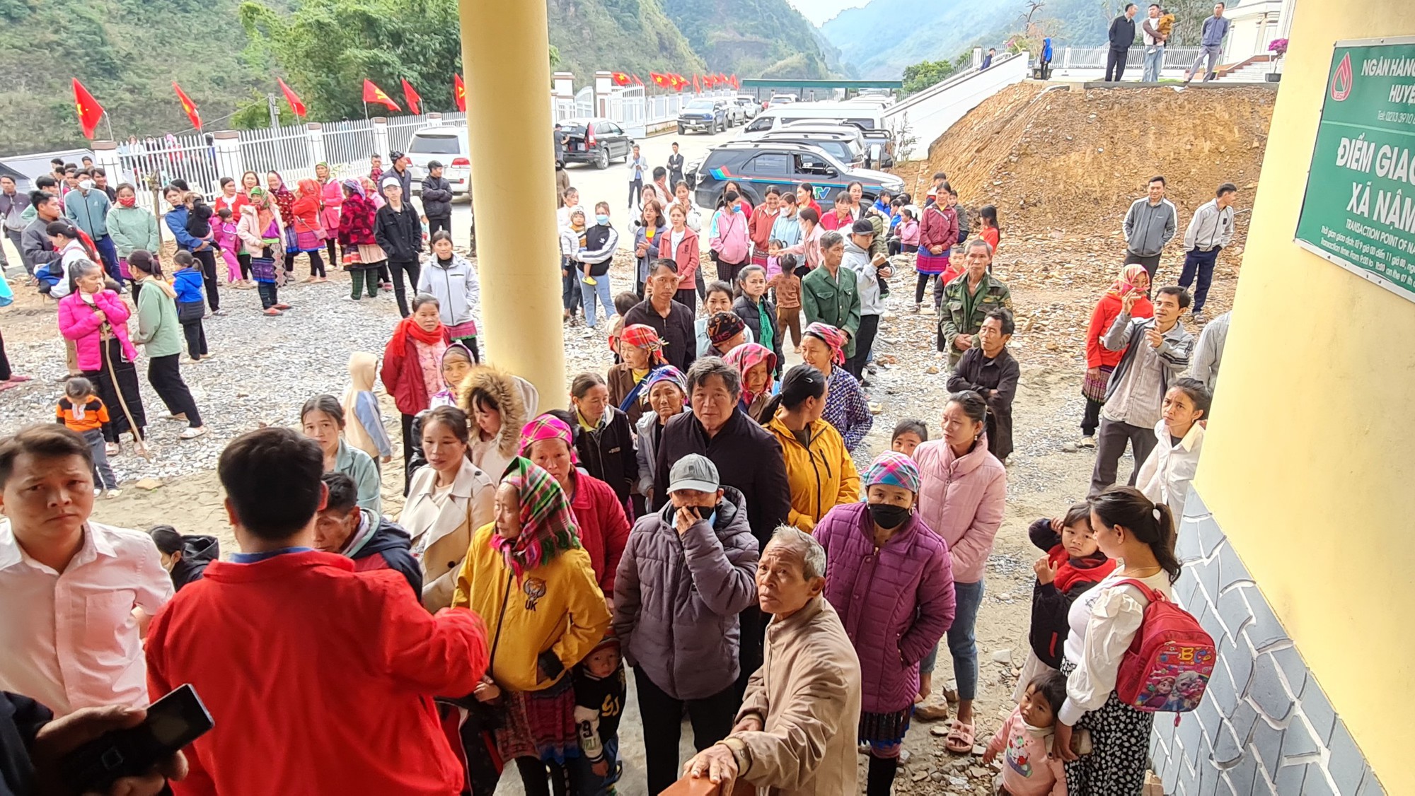 ‘Tết ấm vùng cao’ của Báo Sức khỏe và Đời sống chở những yêu thương đến với 1000 hộ dân vùng cao huyện Nậm Nhùn, Lai Châu- Ảnh 12.