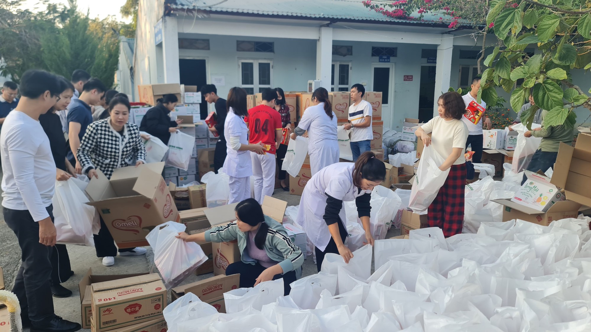 ‘Tết ấm vùng cao’ của Báo Sức khỏe và Đời sống chở những yêu thương đến với 1000 hộ dân vùng cao huyện Nậm Nhùn, Lai Châu- Ảnh 3.