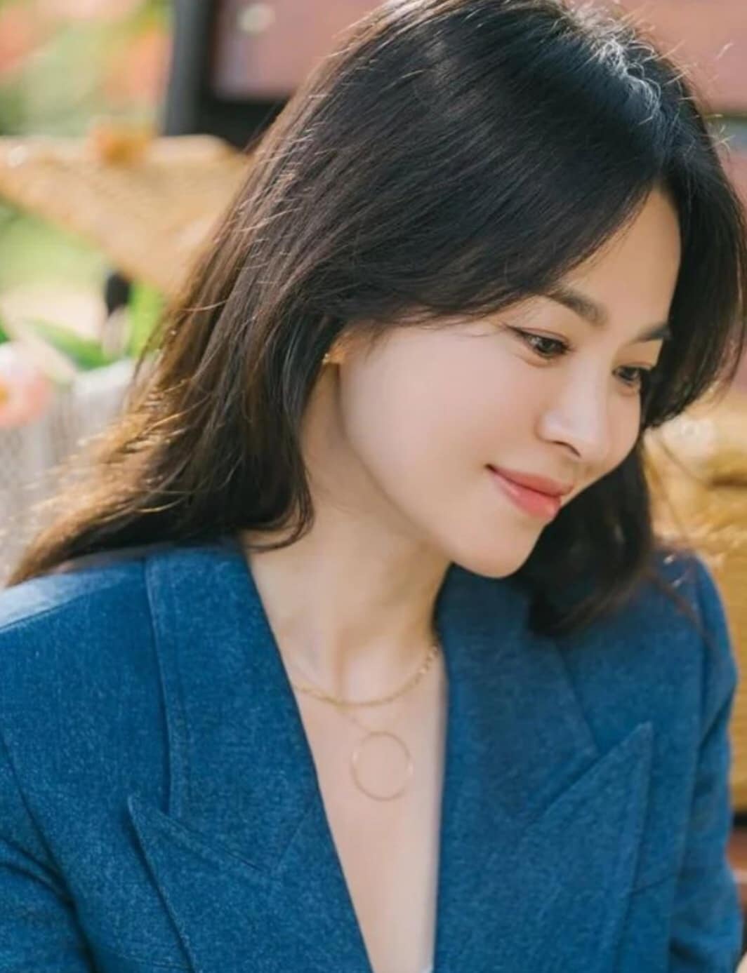 Kiểu tóc của Song Hye Kyo: Xoăn nhẹ bồng bềnh, buộc hay búi gọn đều đẹp tựa nàng thơ- Ảnh 2.