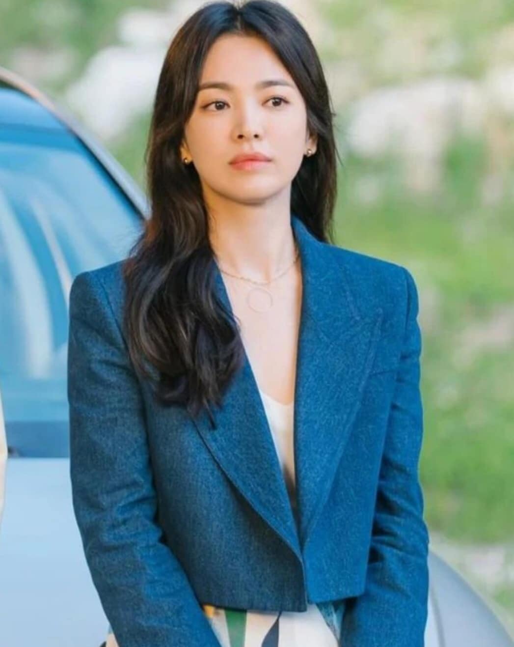 Kiểu tóc của Song Hye Kyo: Xoăn nhẹ bồng bềnh, buộc hay búi gọn đều đẹp tựa nàng thơ- Ảnh 3.