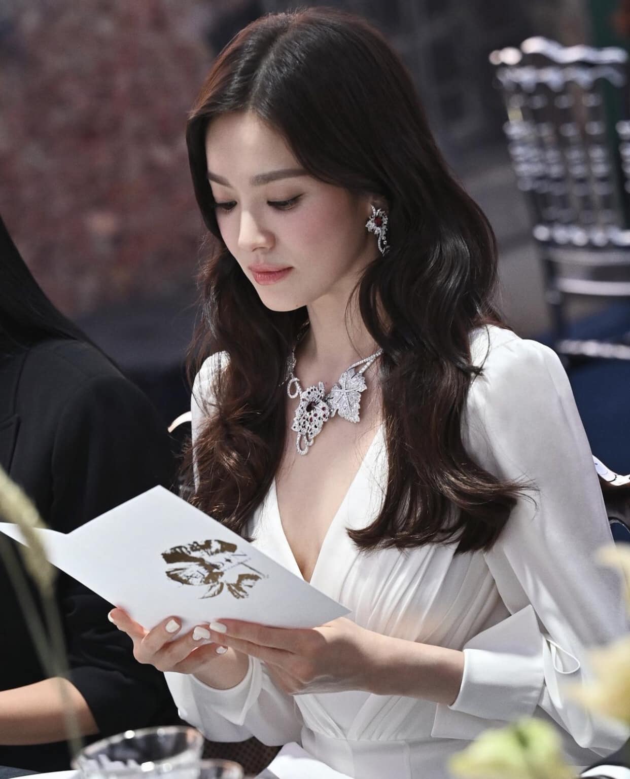 Kiểu tóc của Song Hye Kyo: Xoăn nhẹ bồng bềnh, buộc hay búi gọn đều đẹp tựa nàng thơ- Ảnh 7.