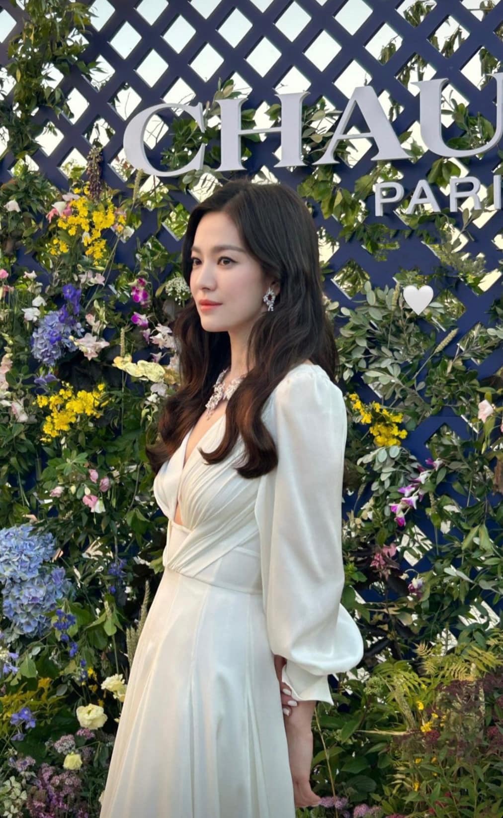 Kiểu tóc của Song Hye Kyo: Xoăn nhẹ bồng bềnh, buộc hay búi gọn đều đẹp tựa nàng thơ- Ảnh 6.