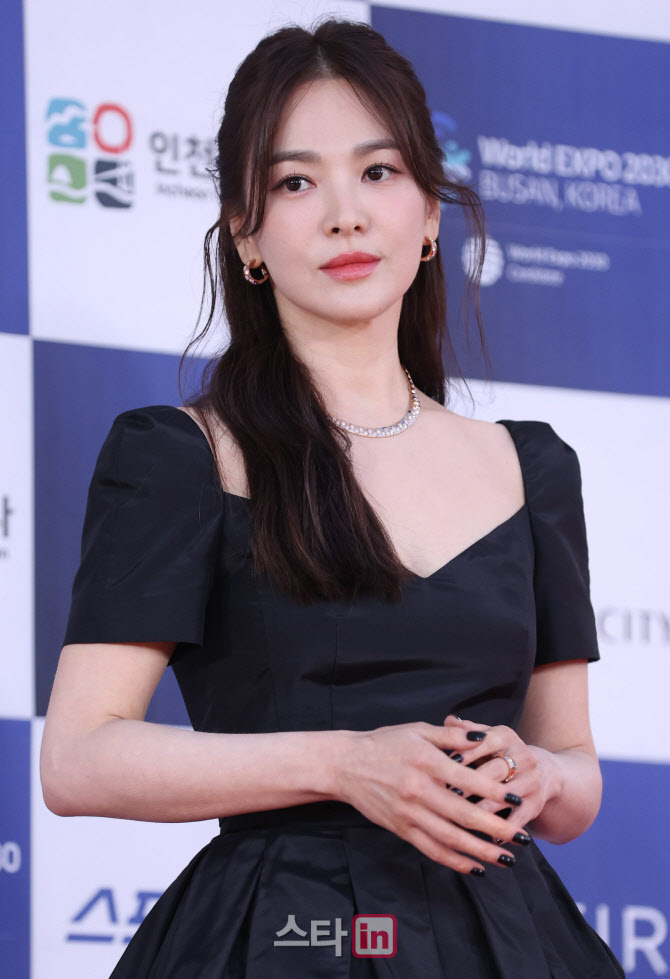 Kiểu tóc của Song Hye Kyo: Xoăn nhẹ bồng bềnh, buộc hay búi gọn đều đẹp tựa nàng thơ- Ảnh 10.