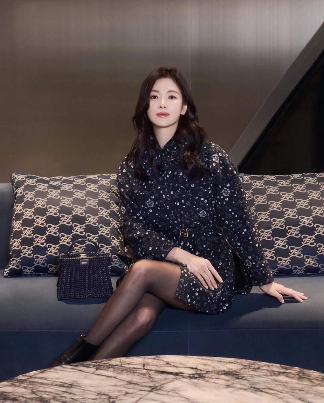Kiểu tóc của Song Hye Kyo: Xoăn nhẹ bồng bềnh, buộc hay búi gọn đều đẹp tựa nàng thơ- Ảnh 9.