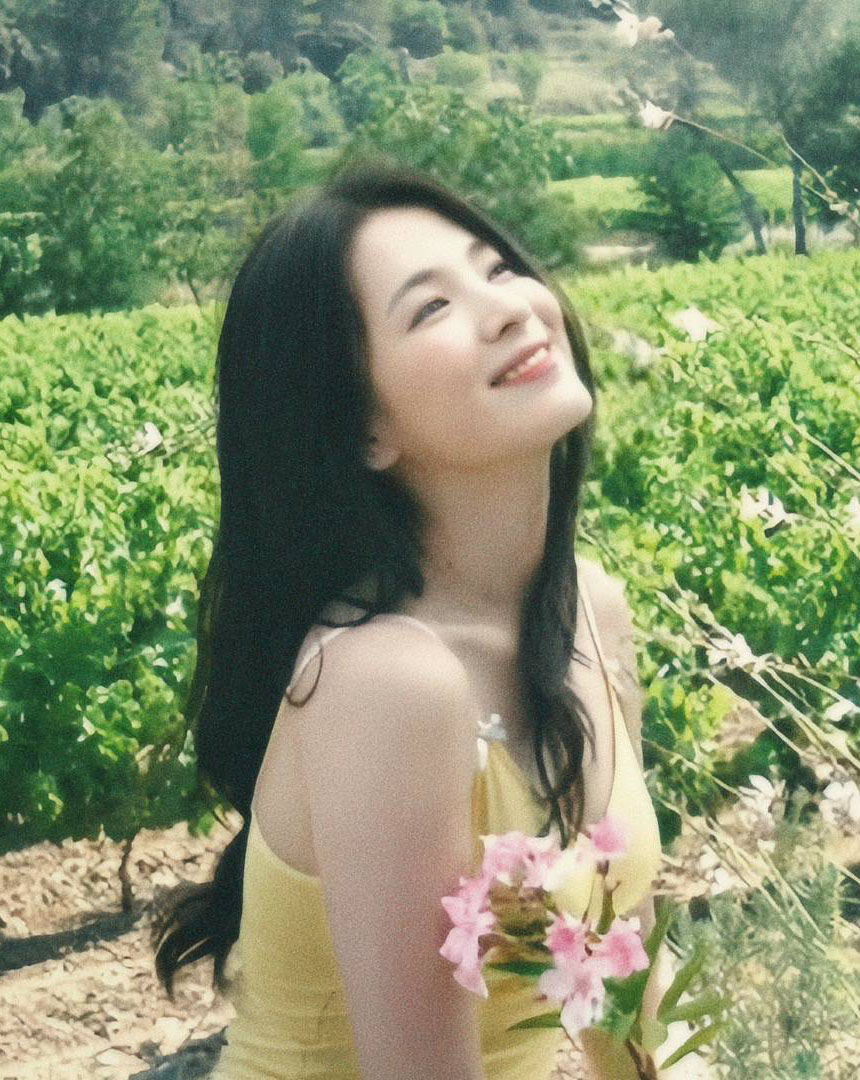 Kiểu tóc của Song Hye Kyo: Xoăn nhẹ bồng bềnh, buộc hay búi gọn đều đẹp tựa nàng thơ- Ảnh 4.
