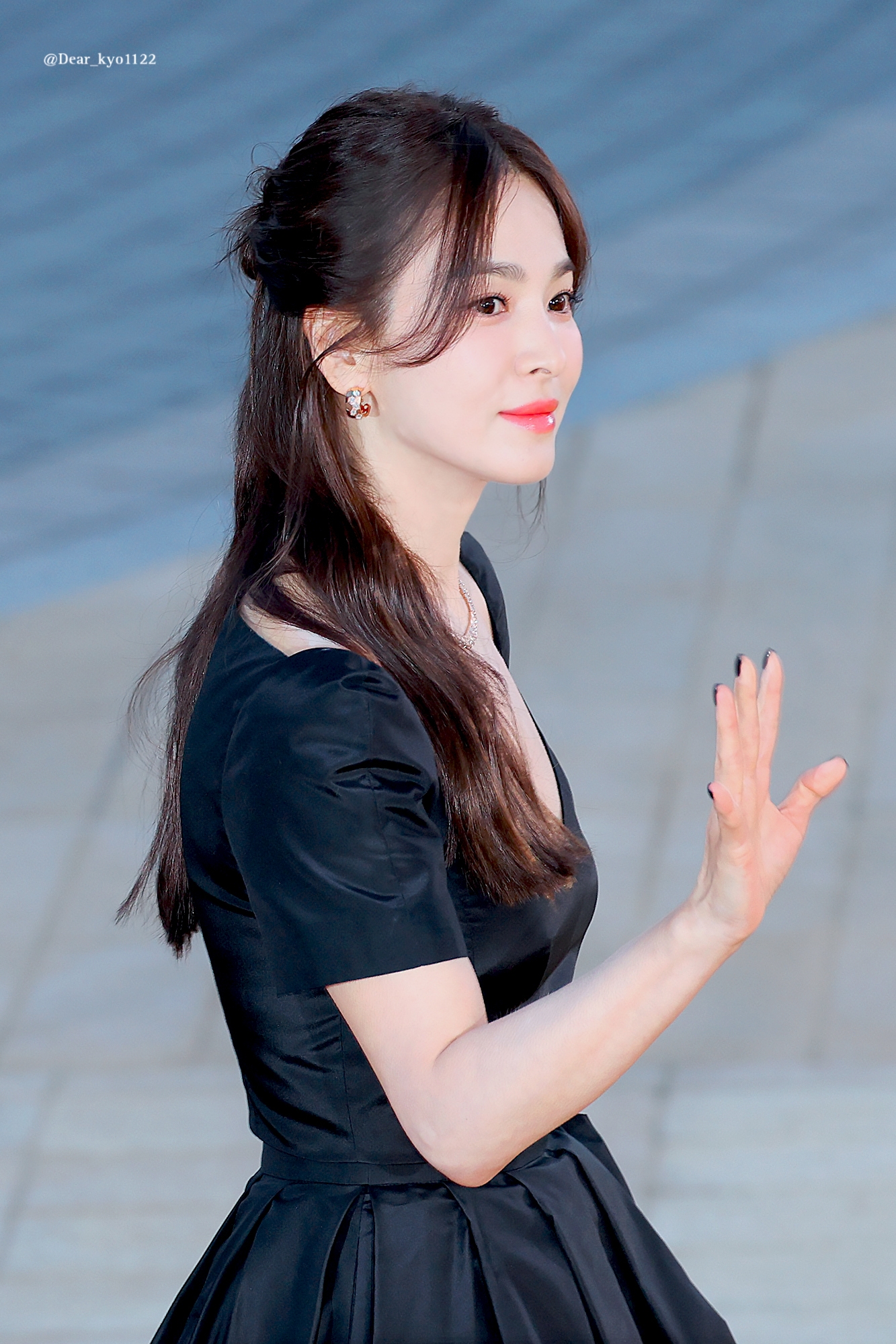 Kiểu tóc của Song Hye Kyo: Xoăn nhẹ bồng bềnh, buộc hay búi gọn đều đẹp tựa nàng thơ- Ảnh 11.