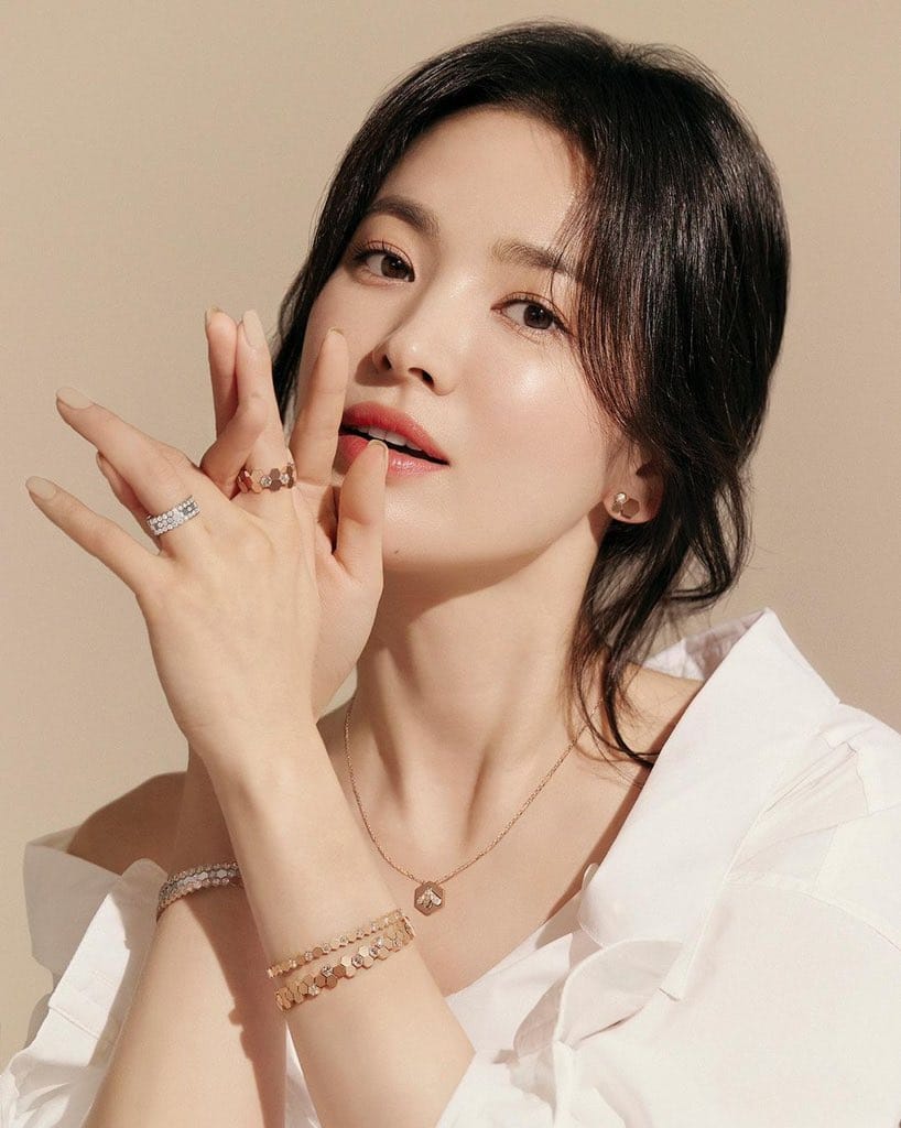 Kiểu tóc của Song Hye Kyo: Xoăn nhẹ bồng bềnh, buộc hay búi gọn đều đẹp tựa nàng thơ- Ảnh 13.