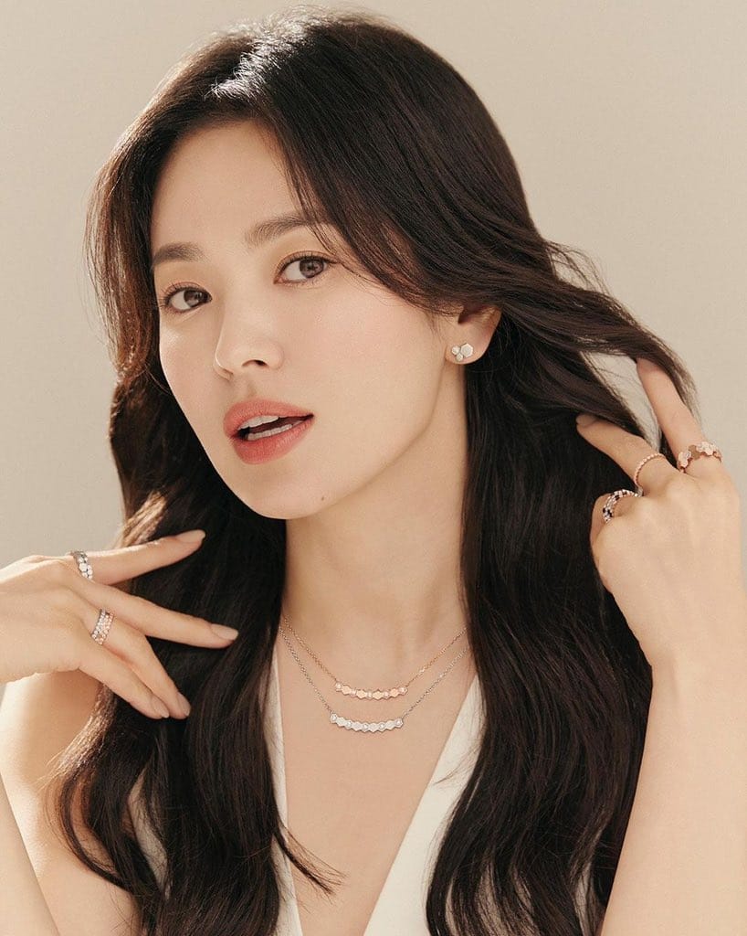 Kiểu tóc của Song Hye Kyo: Xoăn nhẹ bồng bềnh, buộc hay búi gọn đều đẹp tựa nàng thơ- Ảnh 12.