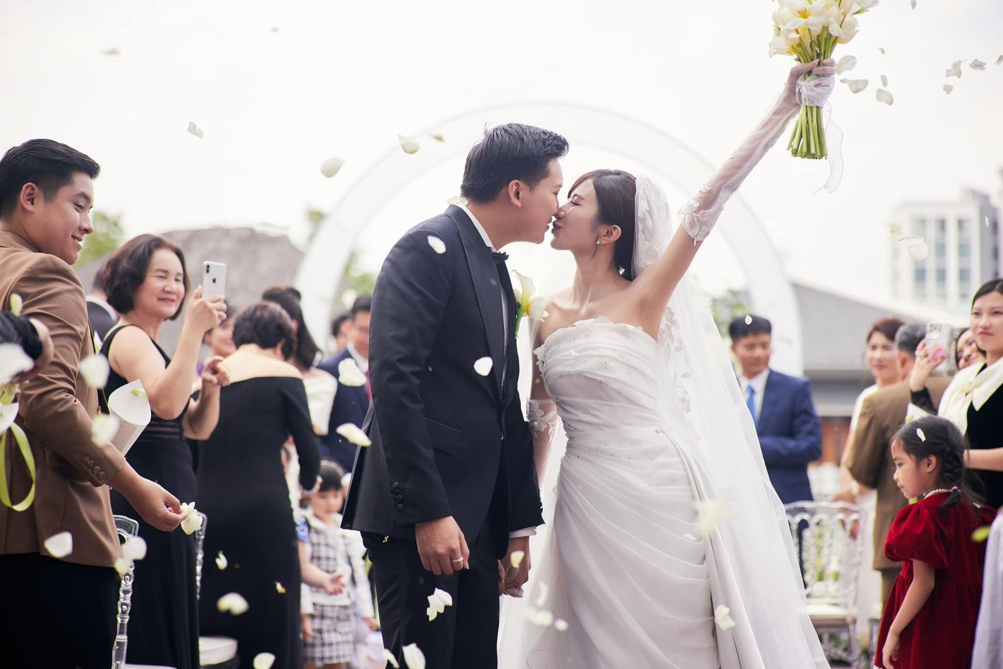 Cháu trai NSƯT Chí Trung bí mật tặng vợ mới cưới 1 chiếc xe hơi ngay trong ngày tổ chức hôn lễ- Ảnh 9.