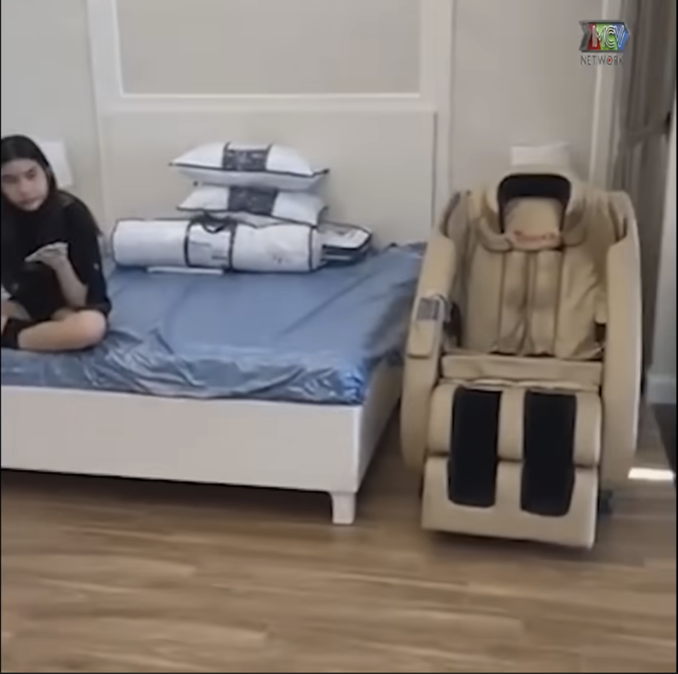 Phòng ngủ của mẹ ruột Quyền Linh được trang bị ghế massage hiện đại