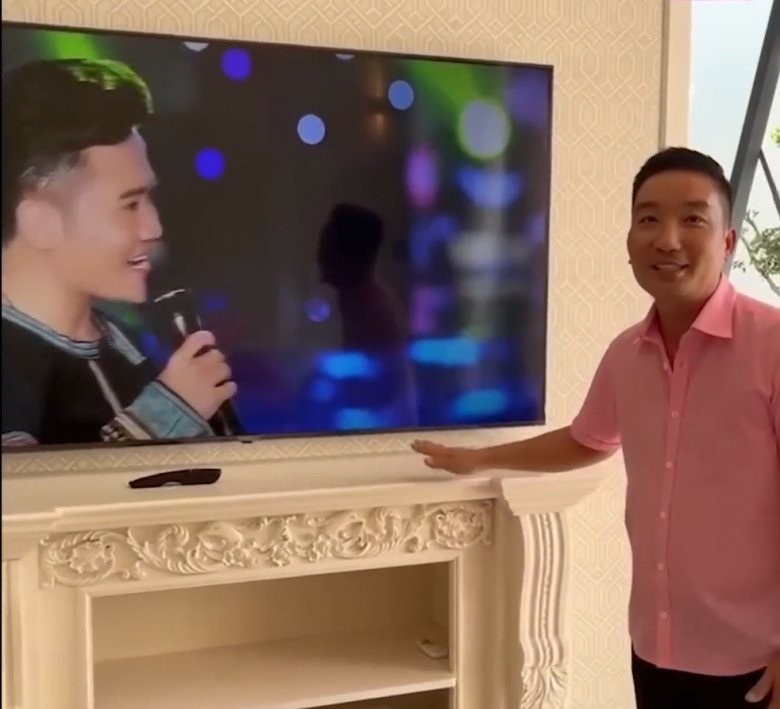 MC Quyền Linh khoe xây nhà khang trang cho mẹ ruột ở Tiền Giang, hút 5.000 người theo dõi livestream, khoe món quà tân gia 'độc lạ'