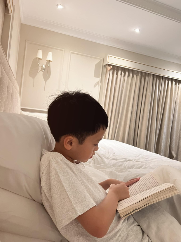 Tăng Thanh Hà đăng khoảnh khắc con trai ngồi đọc sách một mình, lại gần mới phát hiện chi tiết cực đáng nể - Ảnh 3.