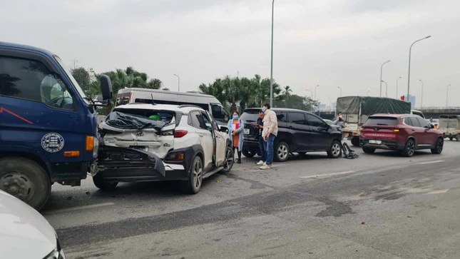 Tai nạn liên hoàn giữa 6 ô tô trên phố ở Hà Nội - Ảnh 1.