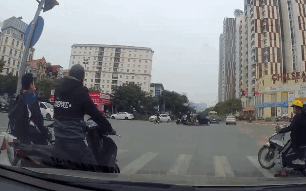 Video: Khoảnh khắc xe máy vượt đèn đỏ, bị ô tô húc văng cả chục mét trên đường phố Hà Nội