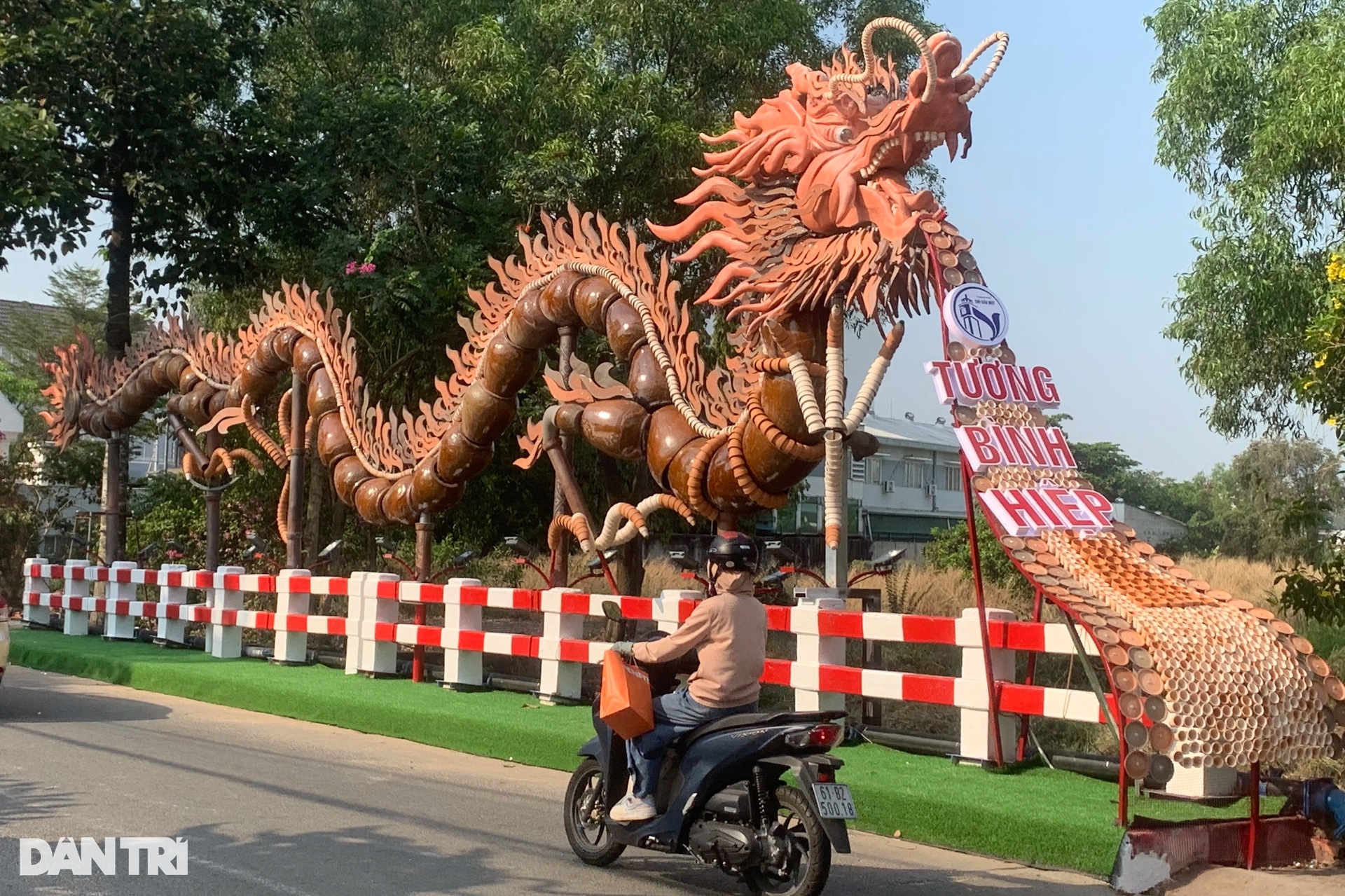 Hai linh vật rồng làm từ những chiếc lu gây &quot;sốt&quot; mạng xã hội ở Bình Dương - Ảnh 2.