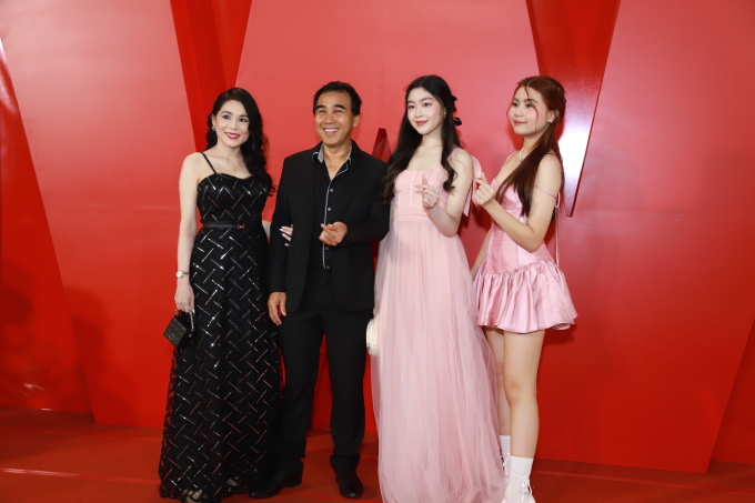 Thảm đỏ Wechoice Awards 2023: Chi Pu diện đầm xuyên thấu đọ dáng &quot;cực gắt&quot; bên Thùy Tiên, vợ chồng Trấn Thành - Hari Won - Ảnh 23.