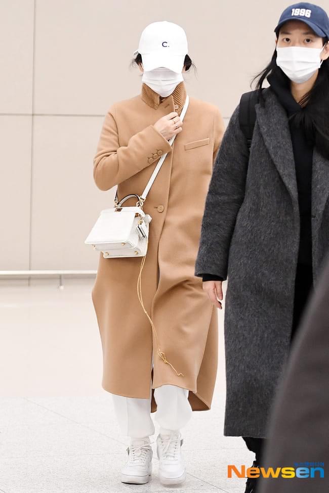 Song Hye Kyo âm thầm trở lại Hàn Quốc, vô tình để lộ &quot;bằng chứng&quot; đã đính hôn?- Ảnh 2.