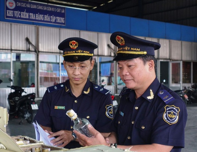 Hàng trên mạng, chất lượng... trên mây - Ảnh 1.