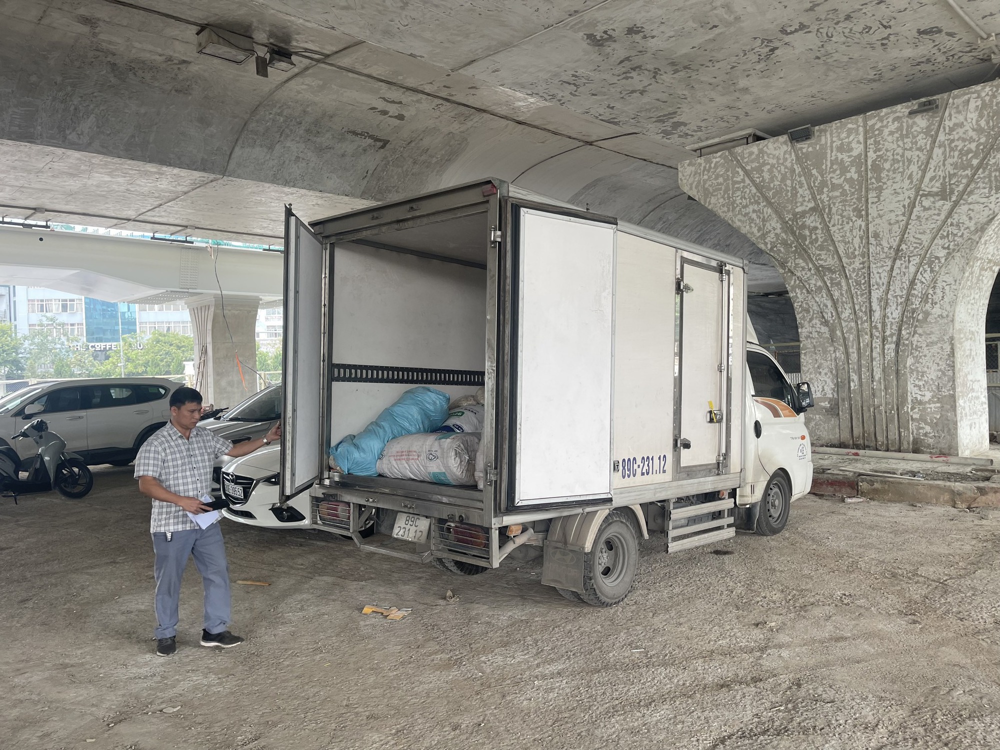 Hơn 1 tấn mỡ lợn bốc mùi hôi thối, tiểu thương vẫn ngang nhiên vận chuyển 'xuyên tâm' Hà Nội 1 lần/tuần để tiêu thụ - Ảnh 2.